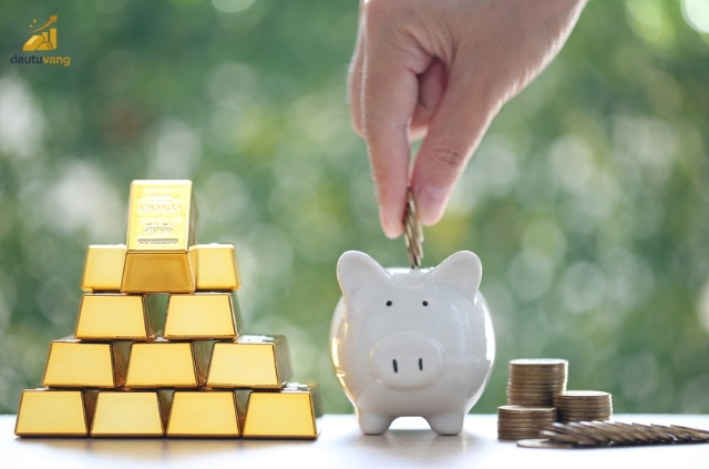 Để đưa ra quyết định nên mua vàng hay gửi tiết kiệm, bạn cần cân nhắc một vài yếu tố