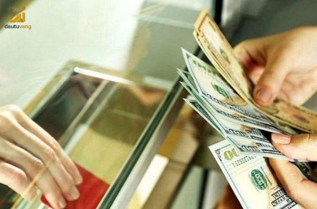 Cả tiền đô lẫn vàng đểu là những hình thức tích luỹ phổ biến